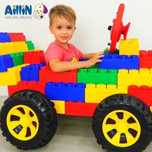 انتخاب اسباب‌بازی‌ و ماجراجویی کودک با ماشین بلوکی